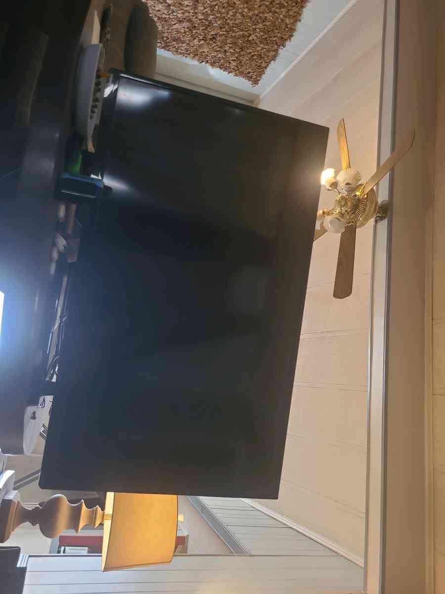 Toshiba 40 in tv and roku stick and remote for roku