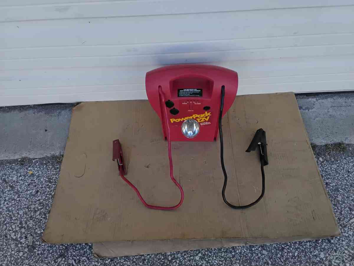 Nice 12 Volt Battery Jump Pack and with Light Like New