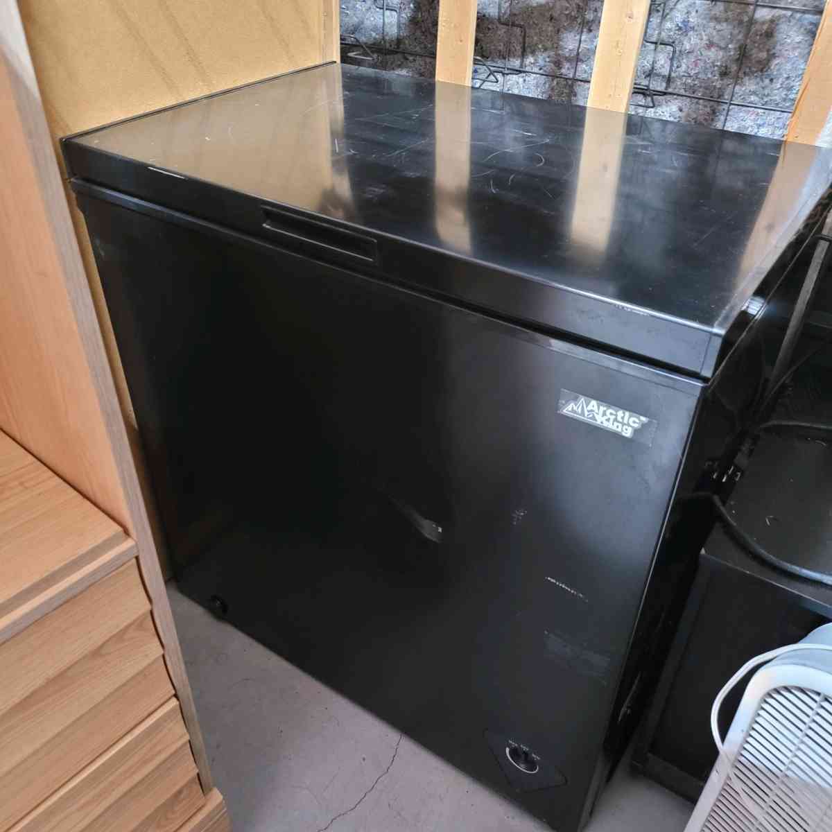 7 cubic feet black chest freezer