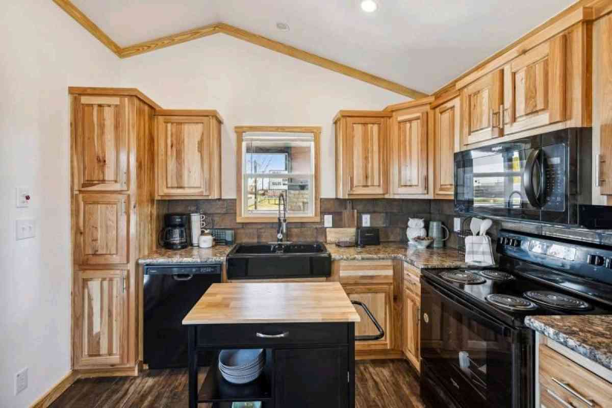 Compact Cabin with 1 bedroom and 1 bathroom with porch