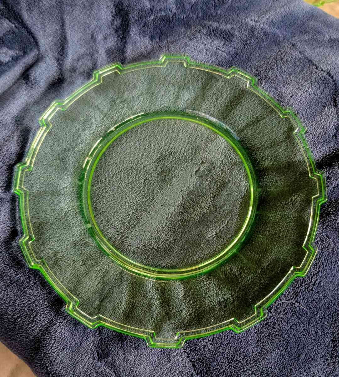 Rare Vintage Uranium glass Wagon Wheel set of plates