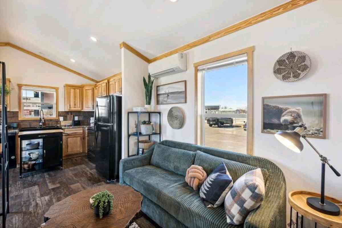 Compact Cabin with 1 bedroom and 1 bathroom with porch