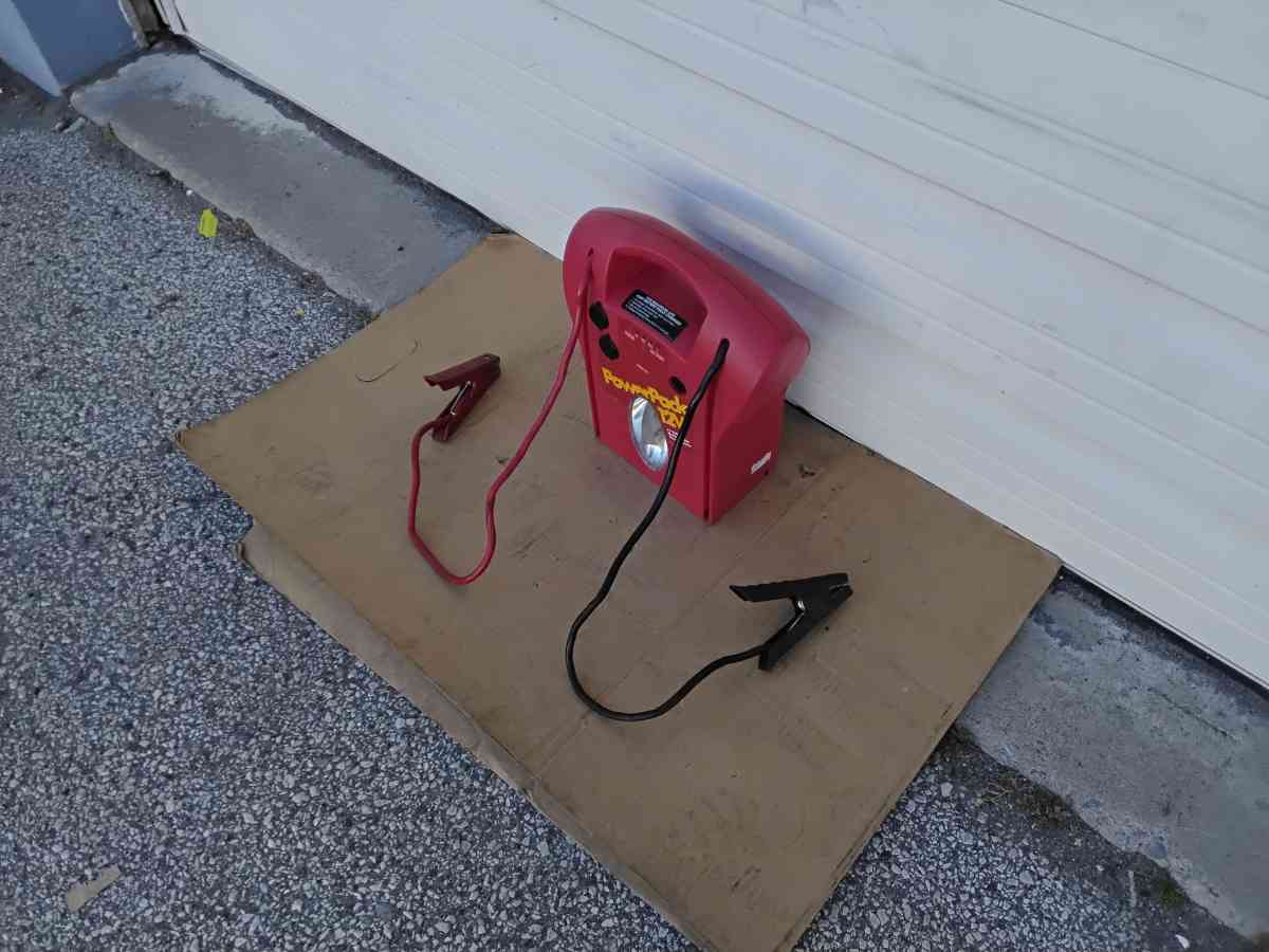 Nice 12 Volt Battery Jump Pack and with Light Like New