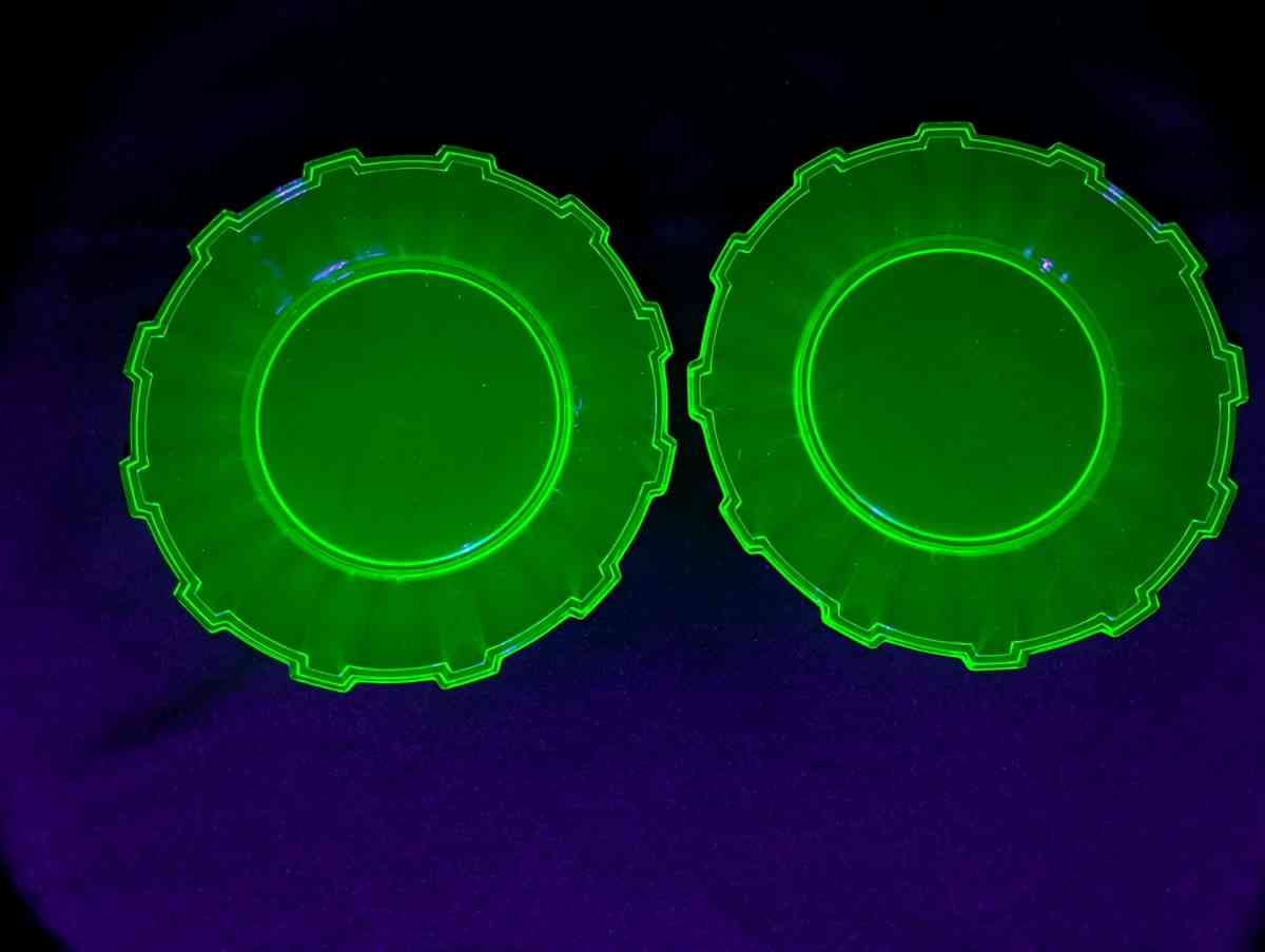 Rare Vintage Uranium glass Wagon Wheel set of plates