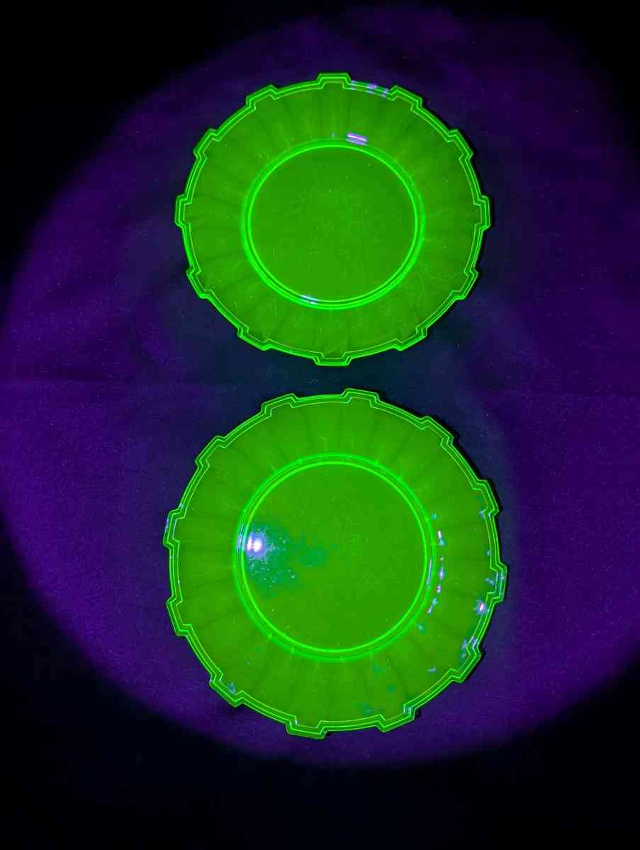 Rare Vintage Uranium glass Wagon Wheel set of plates