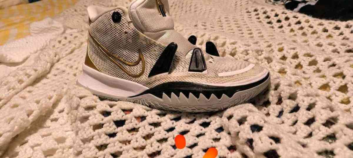 KD  SIZE  7 and a half