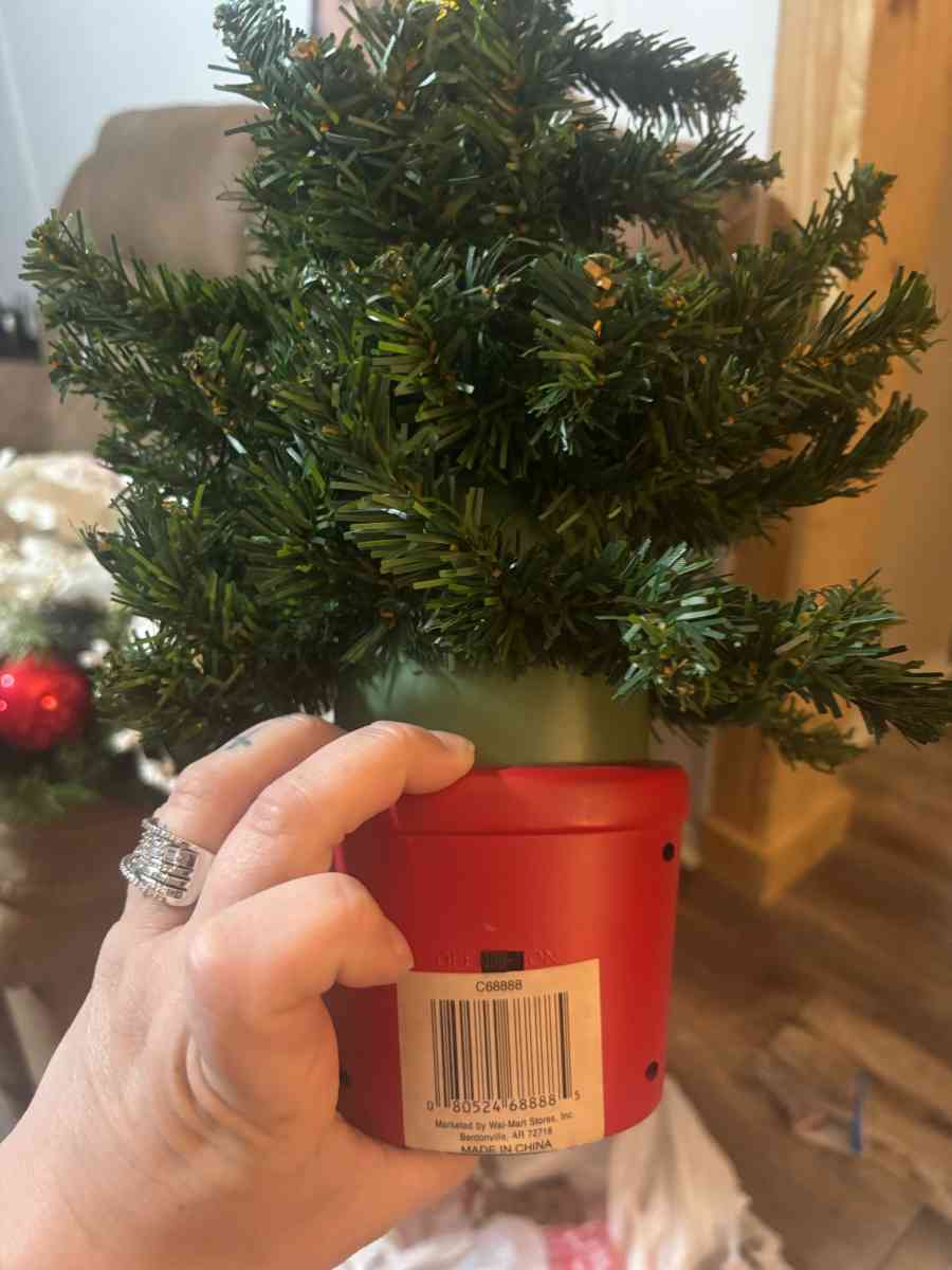 Talking and singing Christmas tree