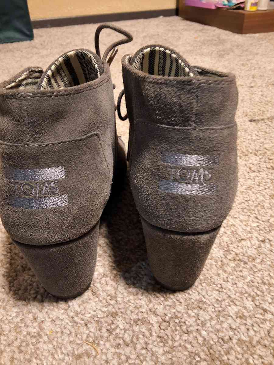 2pairs of womens shoes