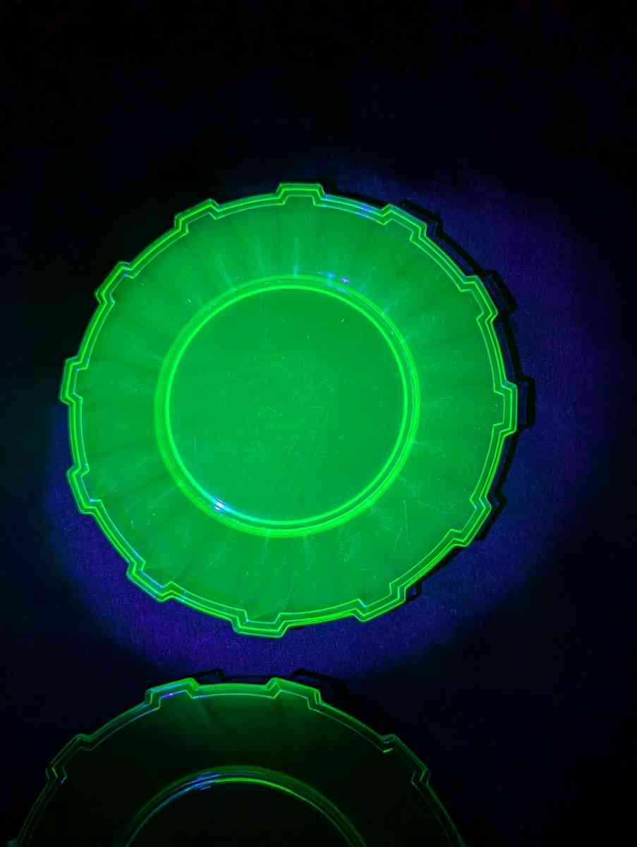 Rare Vintage Uranium glass Wagon Wheel set of plates