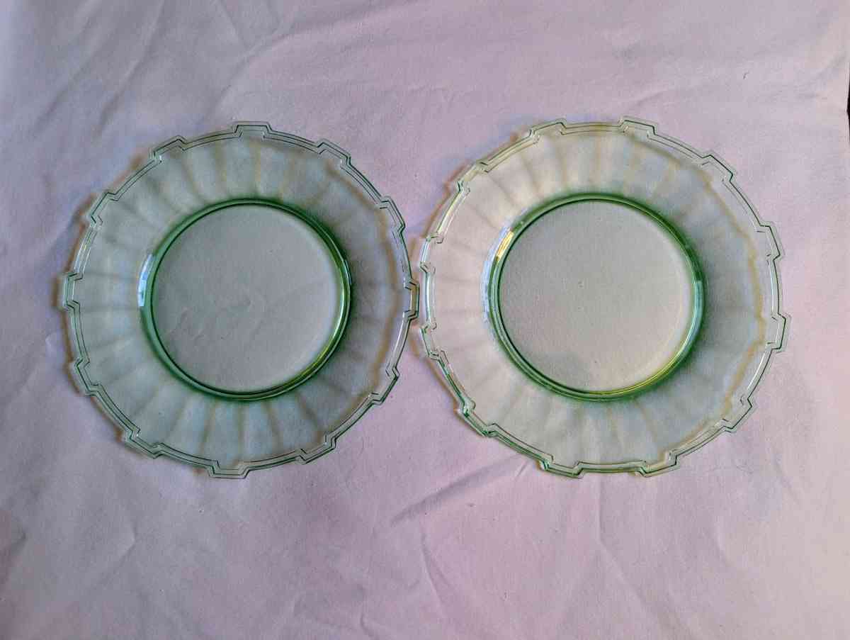 Rare Vintage Uranium glass Wagon Wheel set of plates