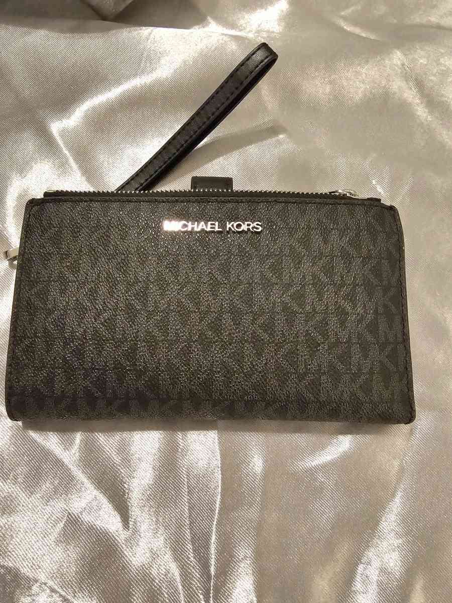 Michael kors purse with matching wallet