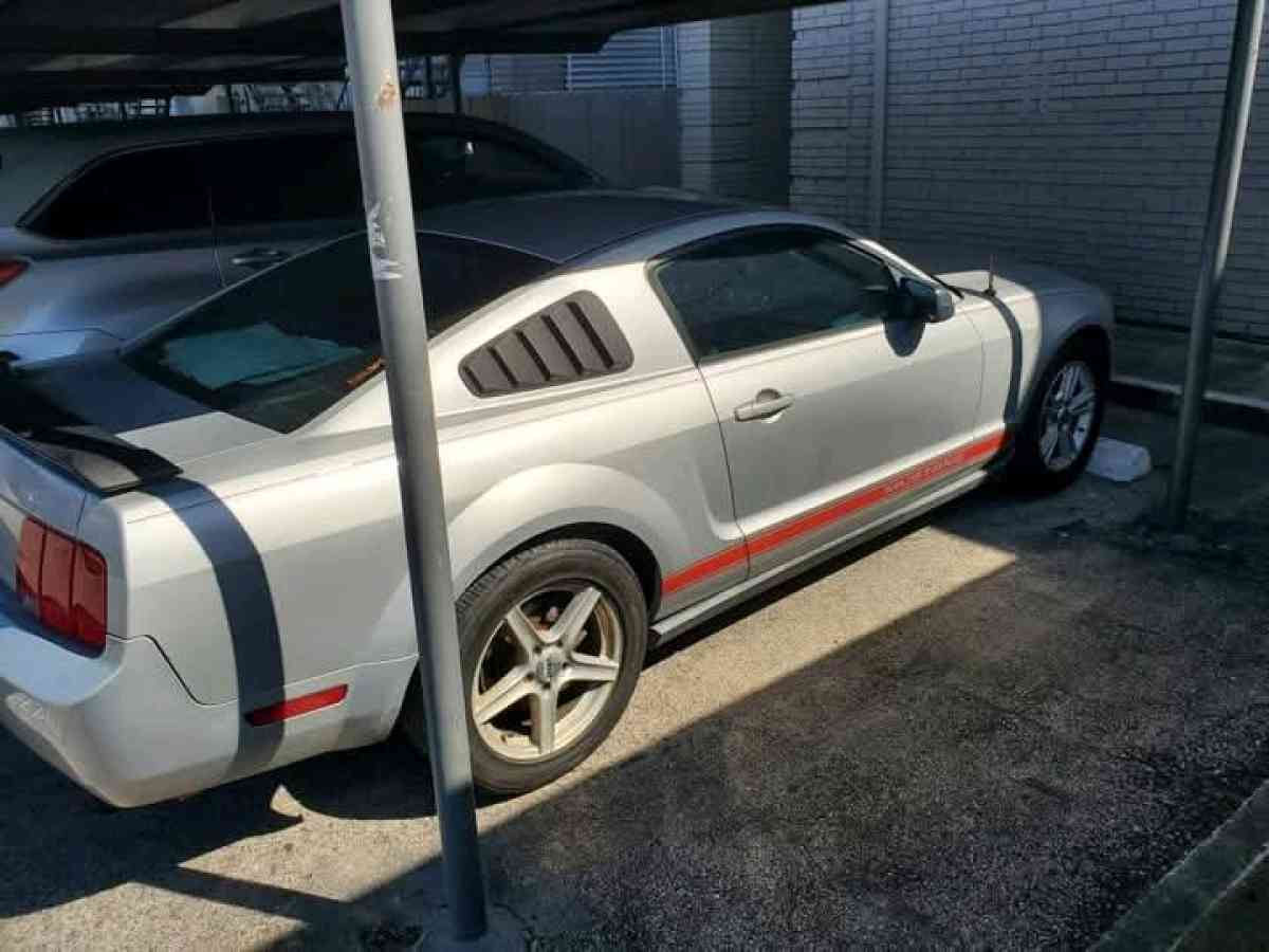 Ford Mustang 2005 standar