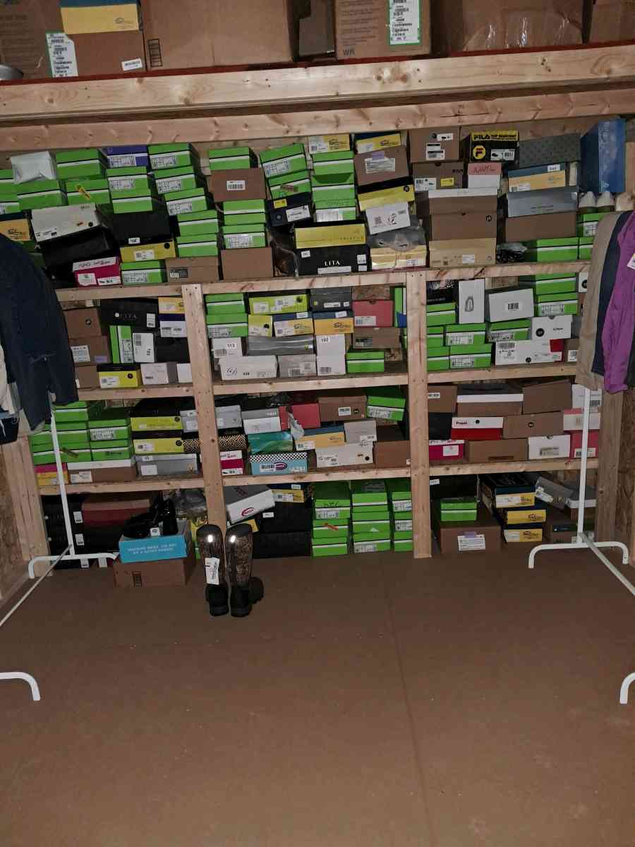 220 Pairs Of mixed shoes