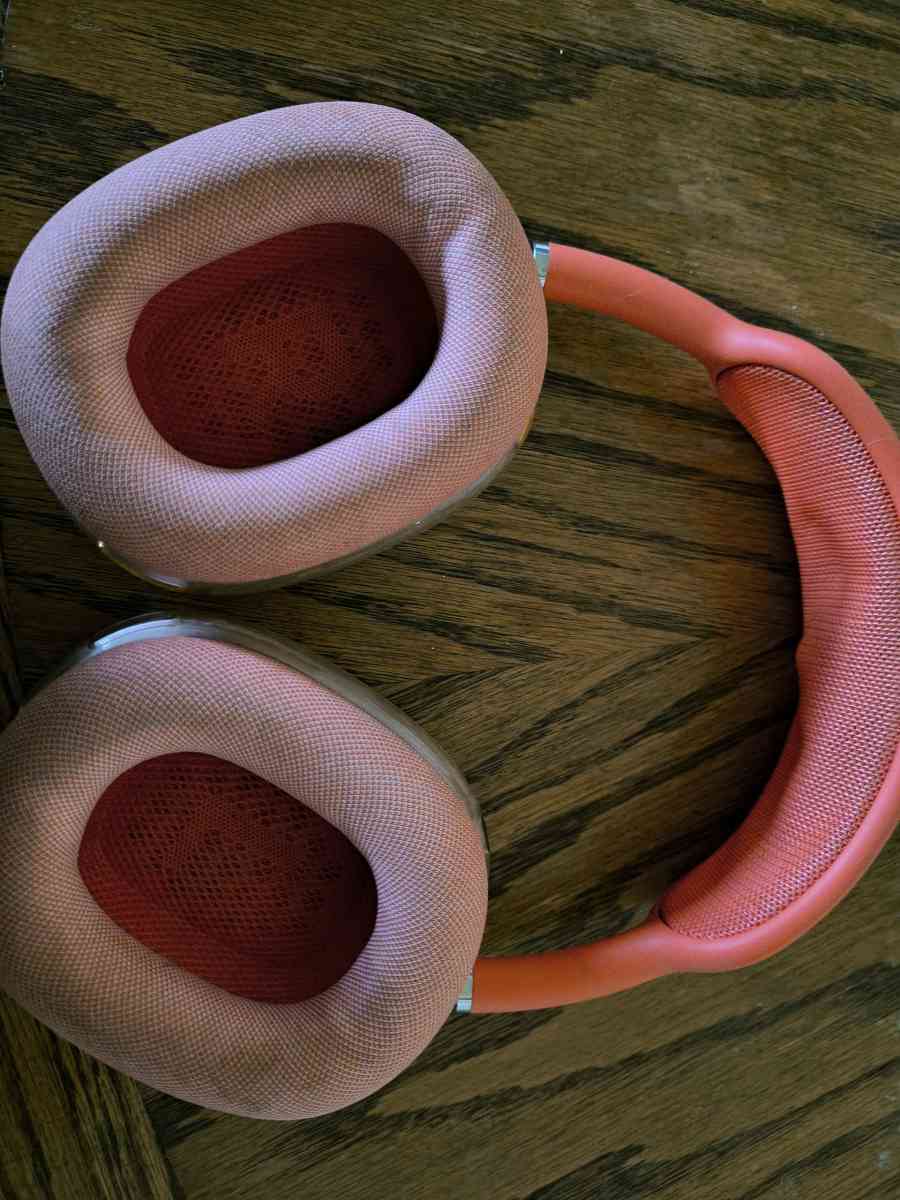 apple airpod Max pink with covers