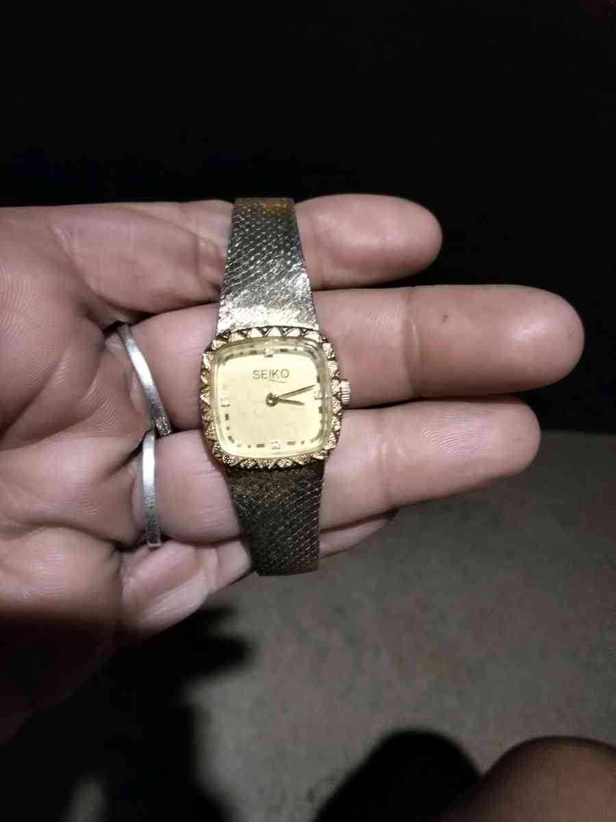 Womans Seiko gold with diamonds watch
