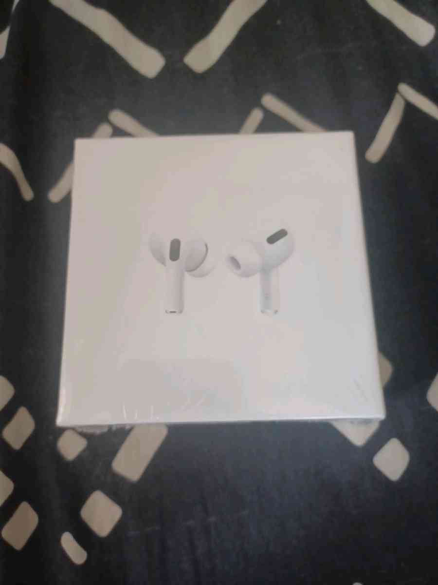 airpods Pro with wireless charging case