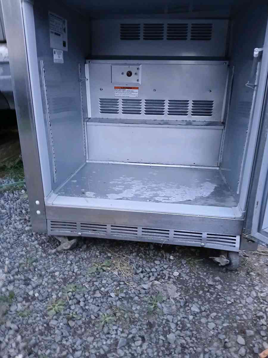 commercial undercover portable refrigerator