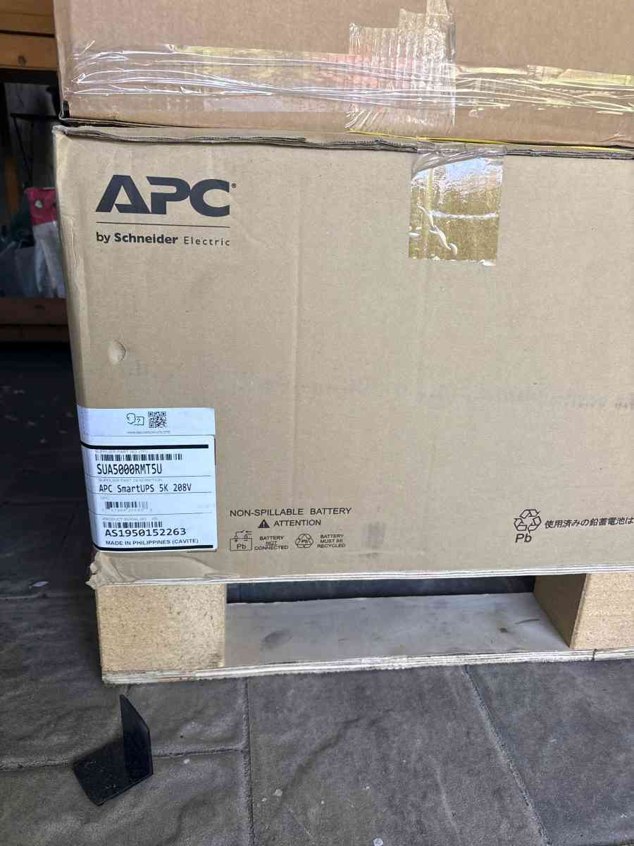 APC SmartUPS 5000VA 208V 4000W  SUA5000RMT5U  NEW