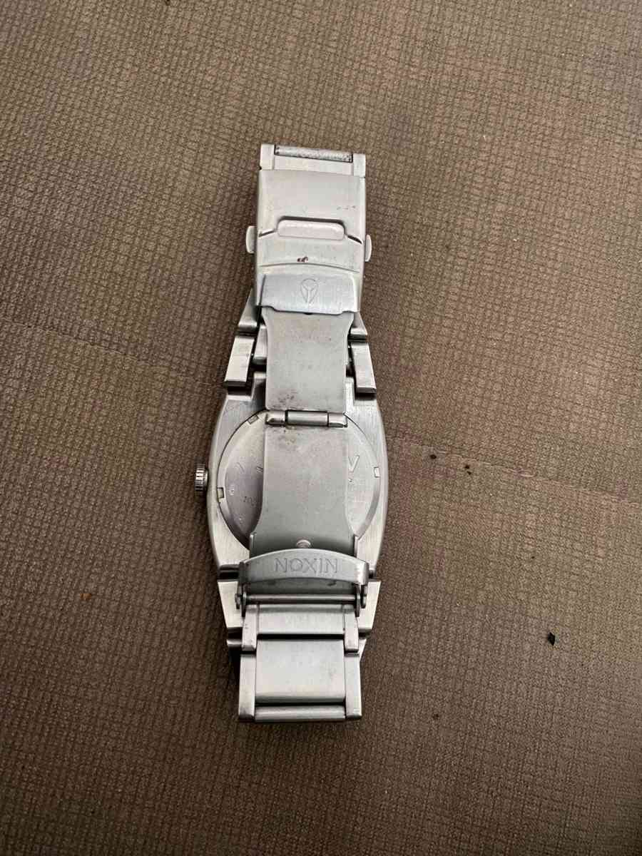 Nixon watch