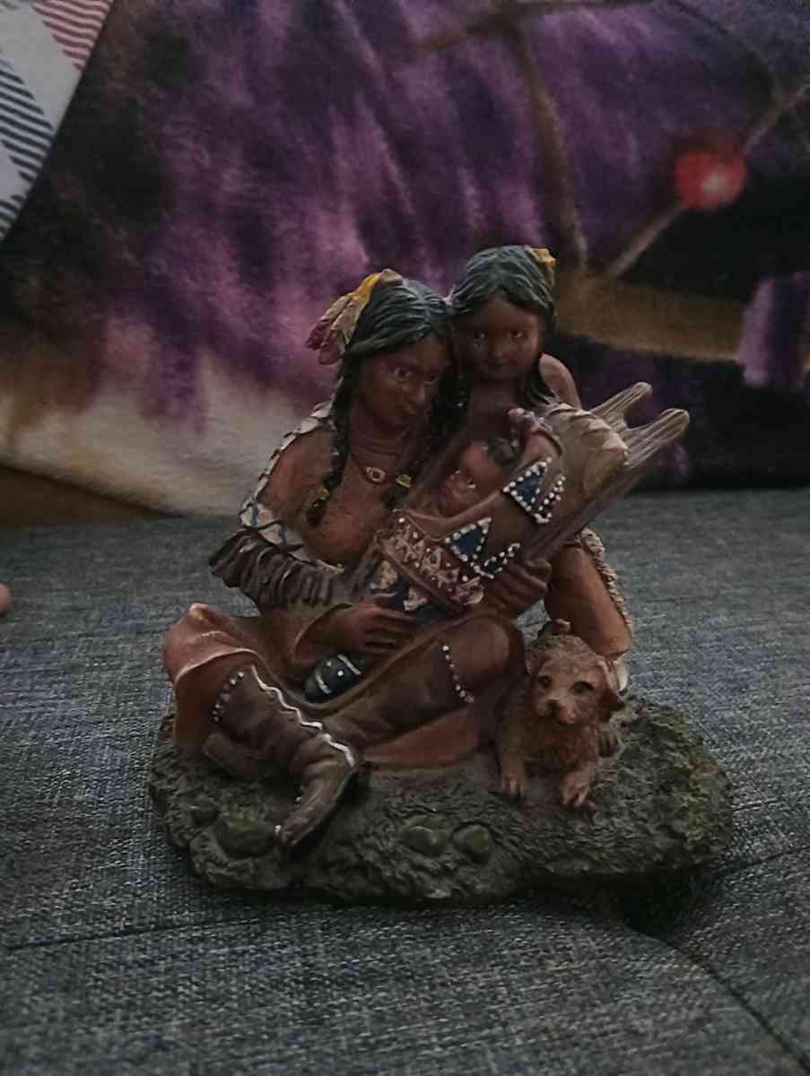 Indian statue of parents an baby