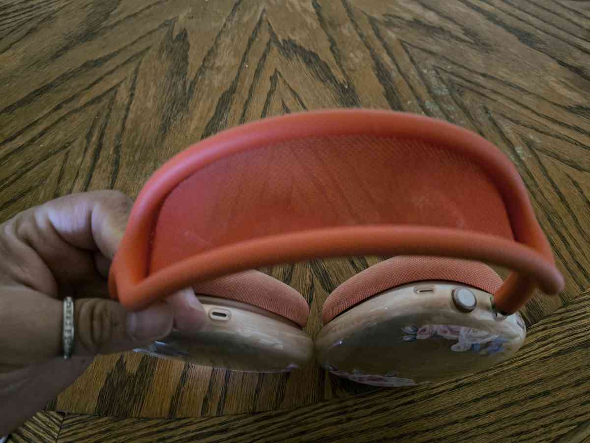 apple airpod Max pink with covers