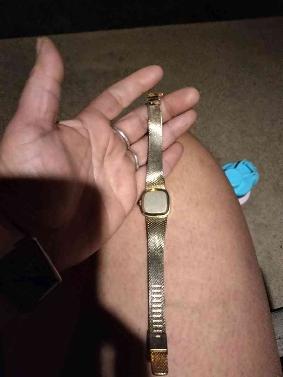 Womans Seiko gold with diamonds watch