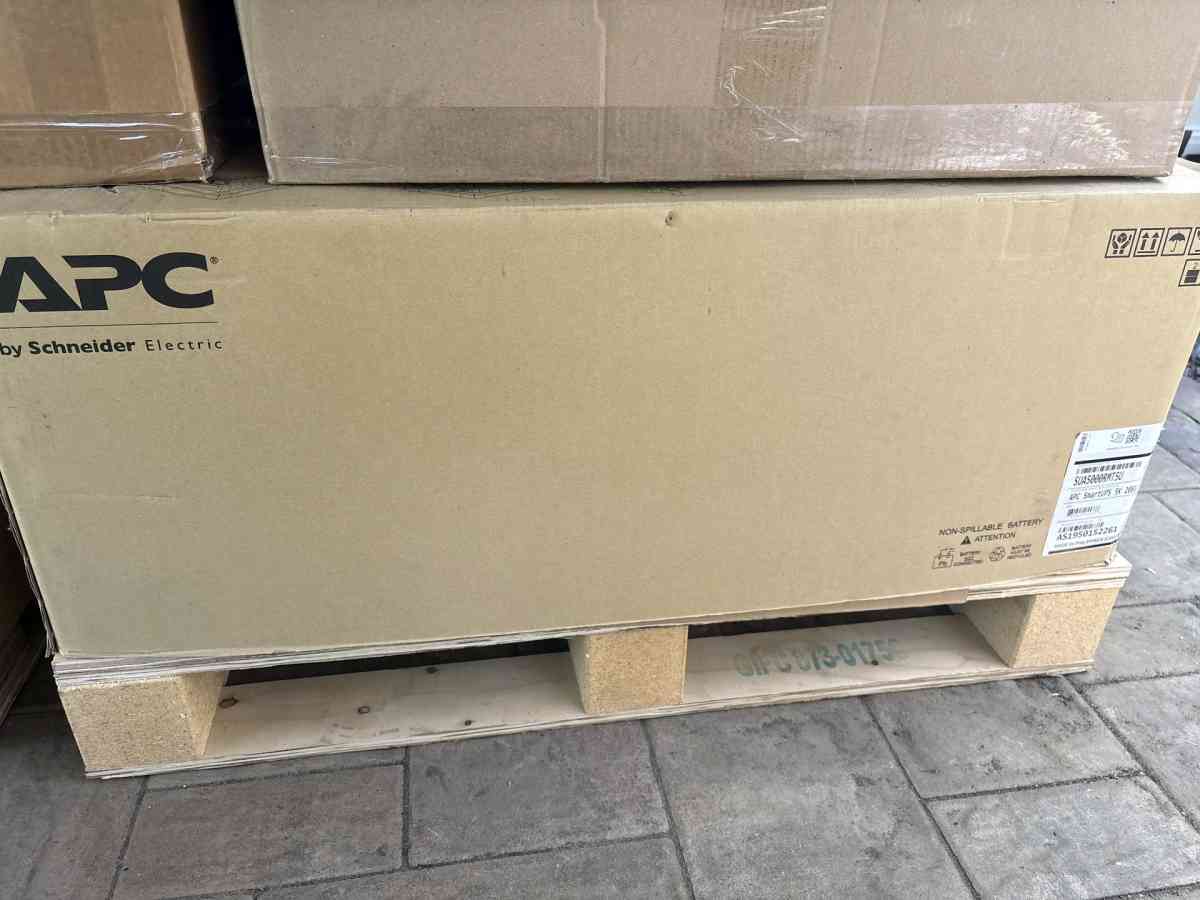 APC SmartUPS 5000VA 208V 4000W  SUA5000RMT5U  NEW