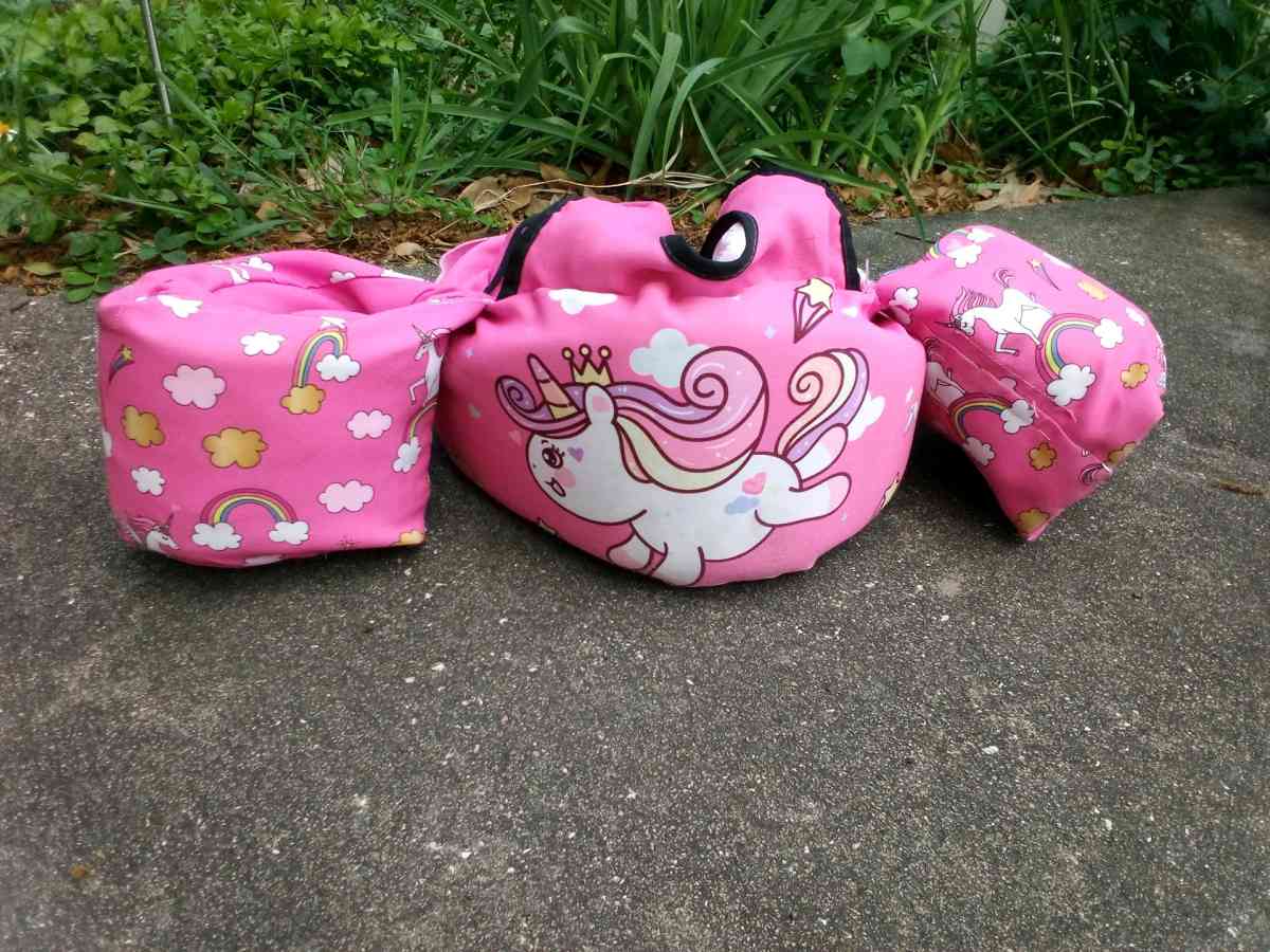 kids vest with arm floats attached to it