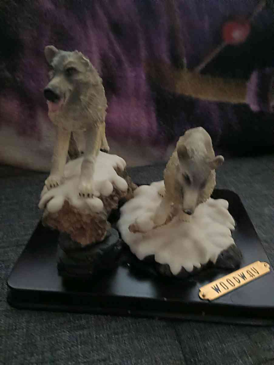 wolves collectors statue