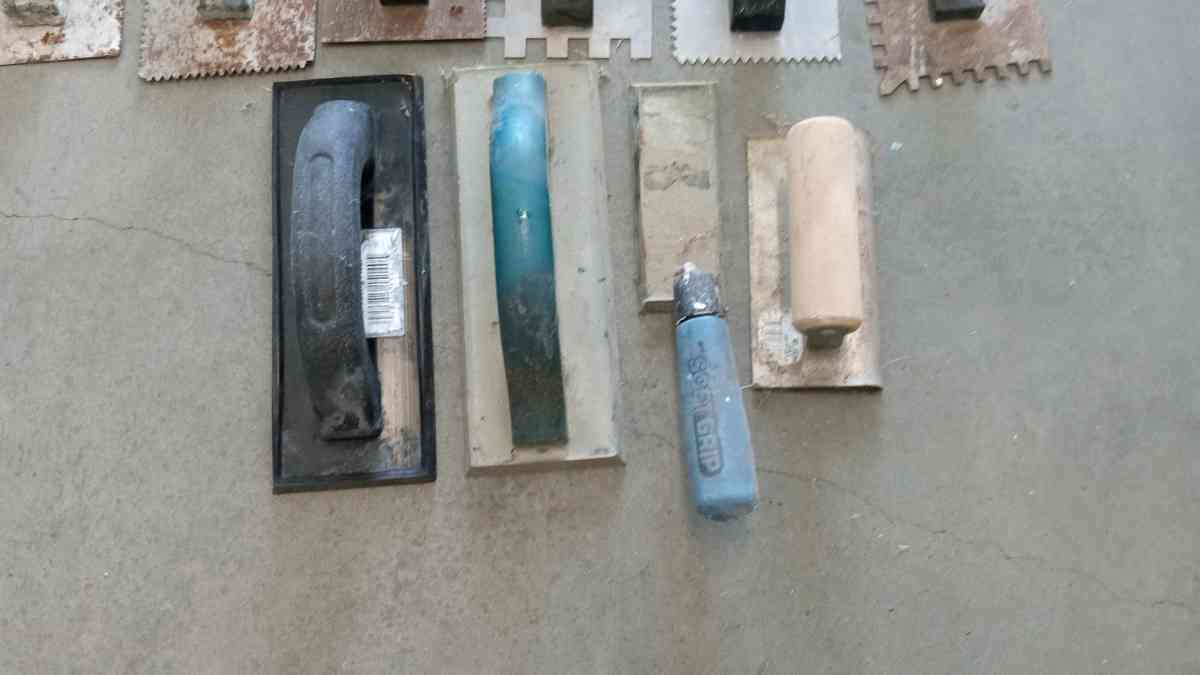 the sheel vinyl notched trowel plastic metal