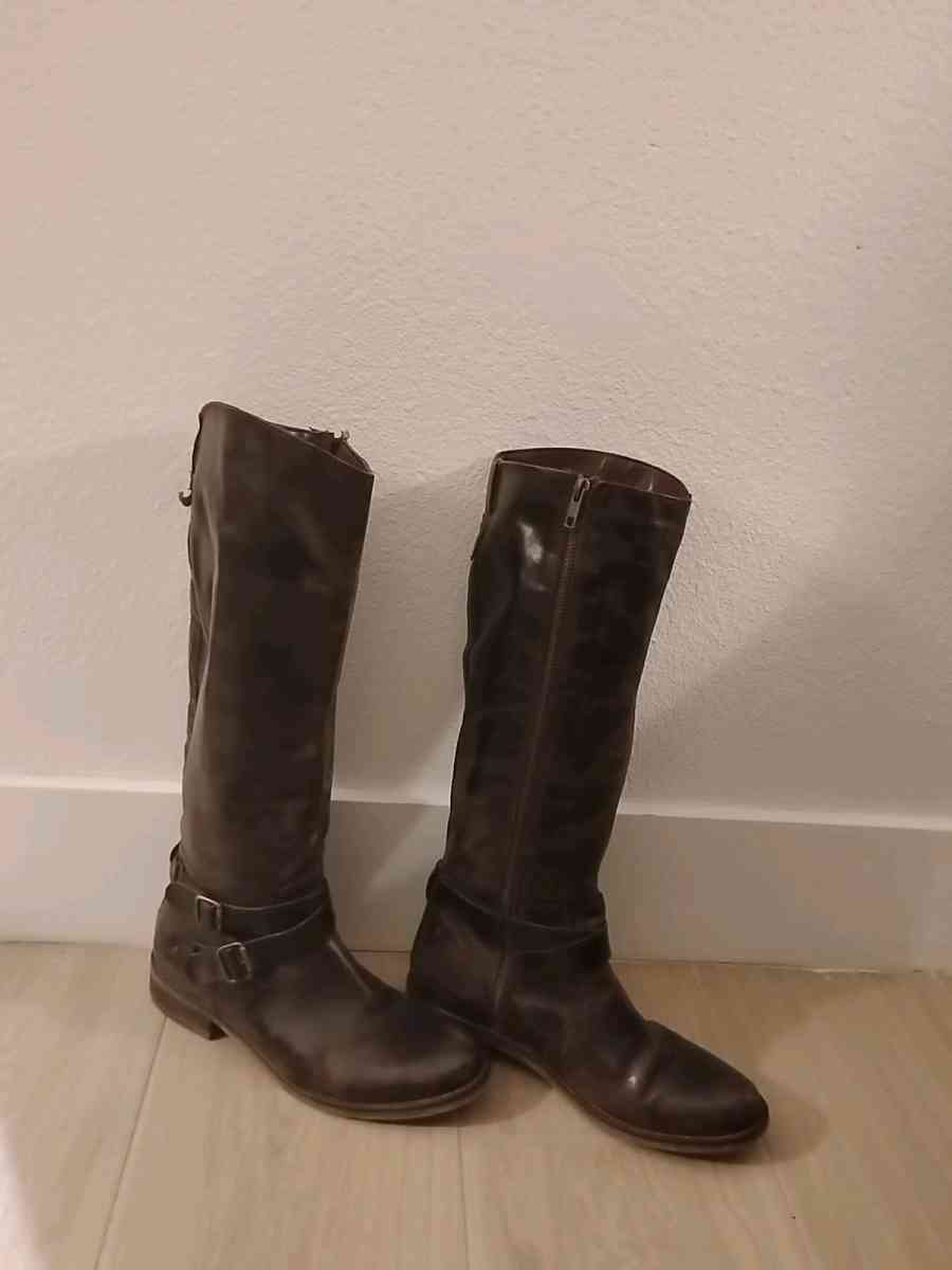 hinge Brown Leather boots sz8