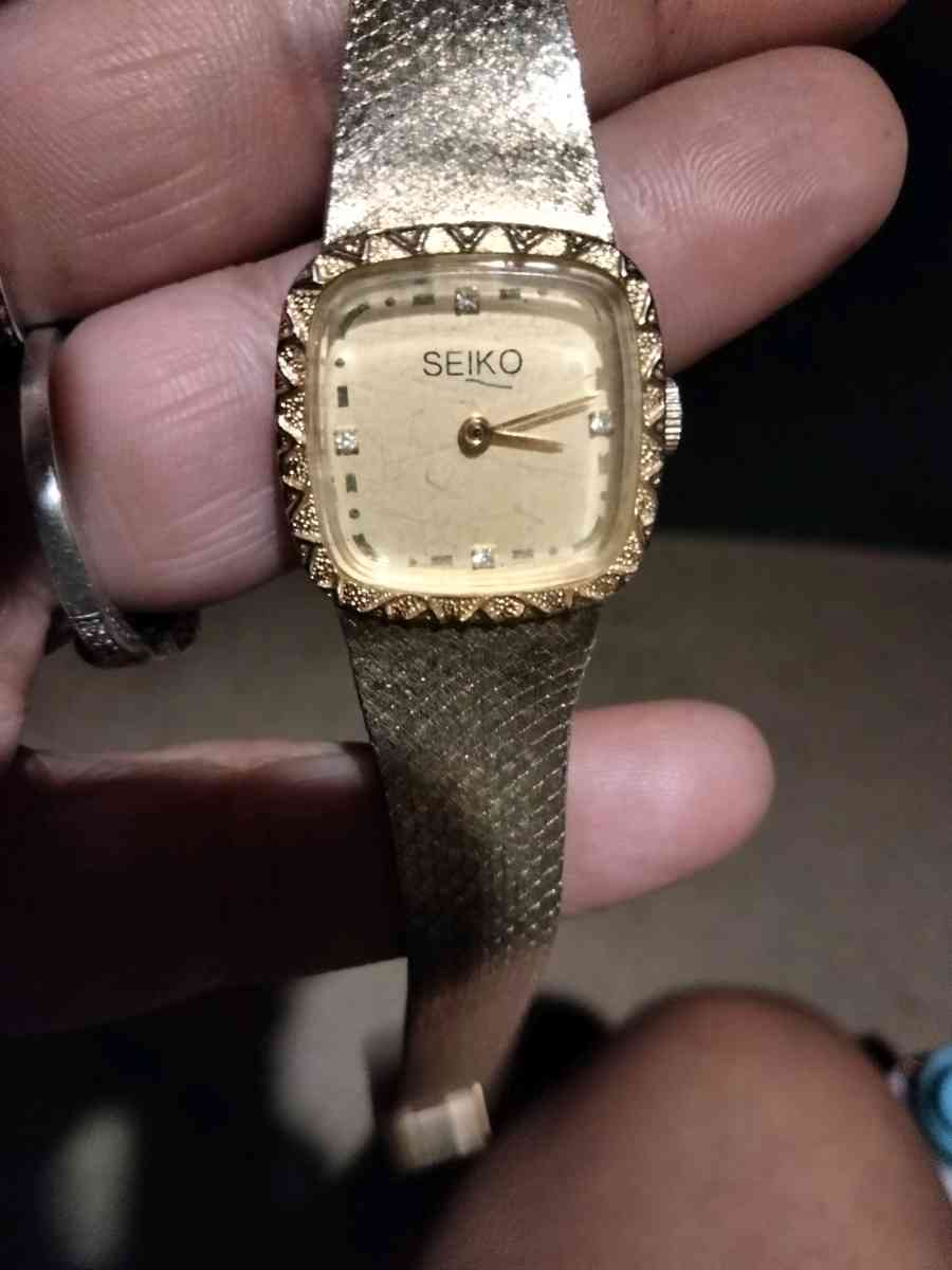 Womans Seiko gold with diamonds watch