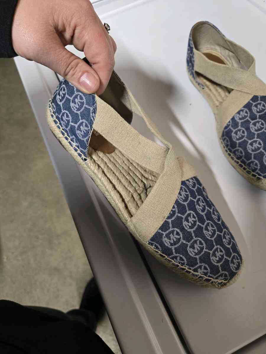 womens like new sandals size 9 no flaws perfect see all pics