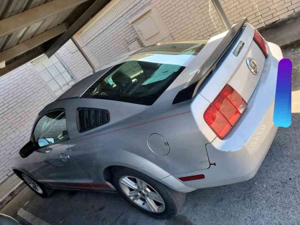 Ford Mustang 2005 standar