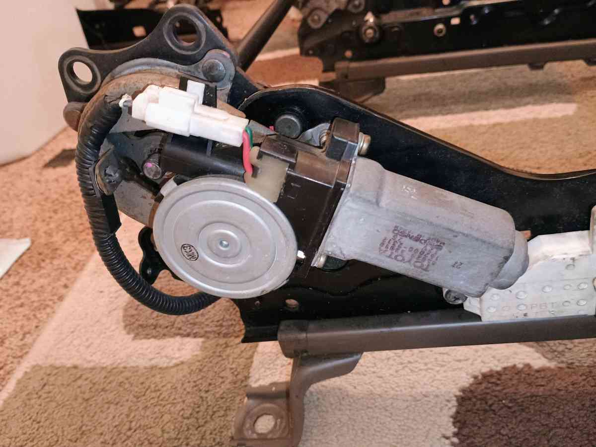 4 runner seat track passenger side