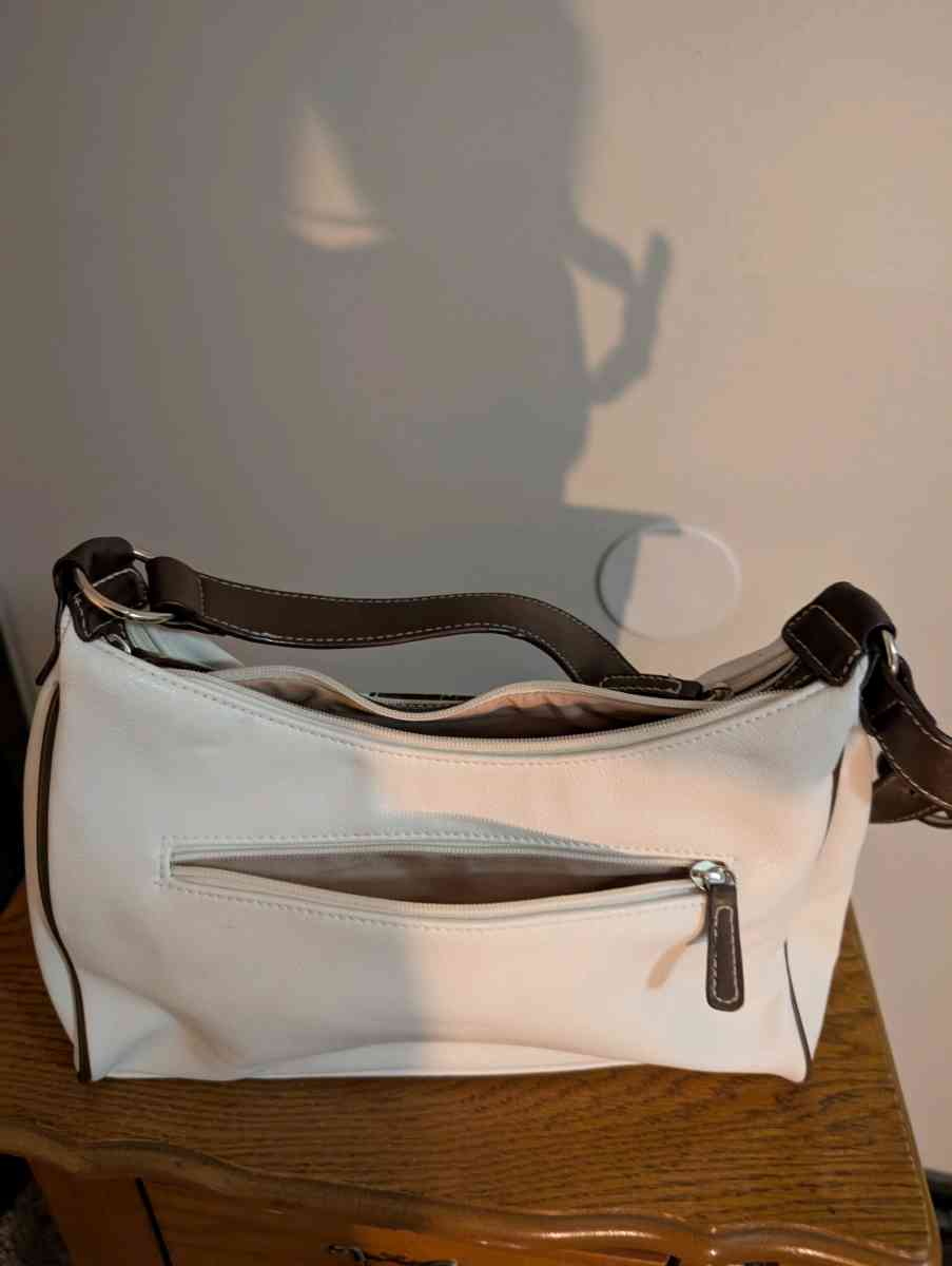 Chic Cream Shoulder Bag with Sleek Design and Versatile Styl