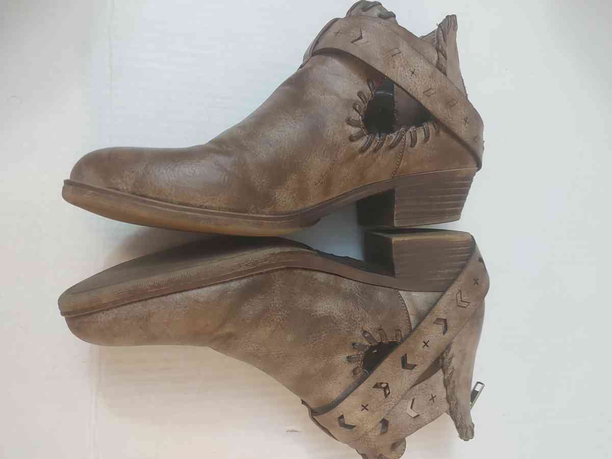 Rampage Criss Cross Strap Ankle Zip  Booties Size 7