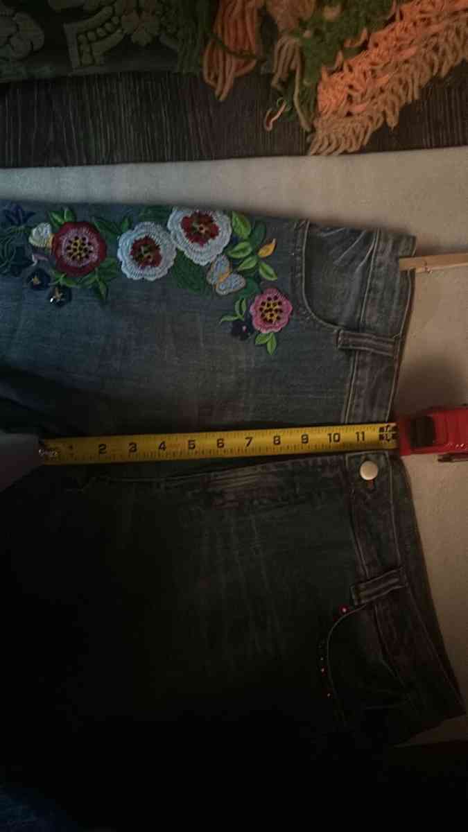 Boston Proper Embroidered Capri Shorts Size 16