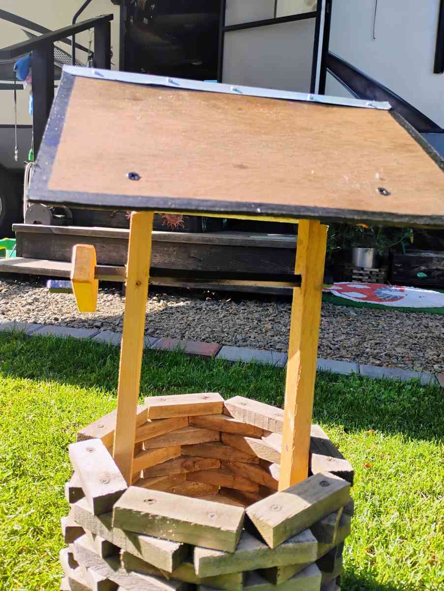 wishing well flower pot yard deco hand crafted