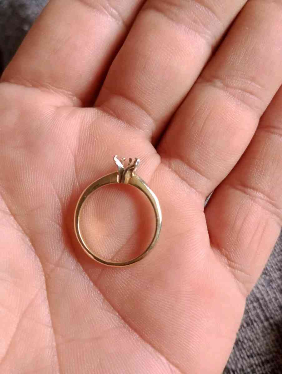 Aquamarine 14k Gold Ring size 7 for women  Sold as is