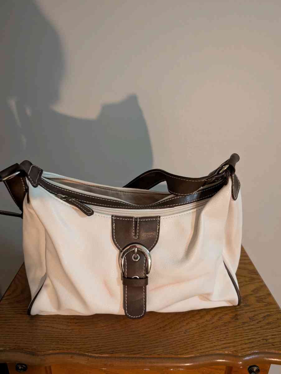 Chic Cream Shoulder Bag with Sleek Design and Versatile Styl