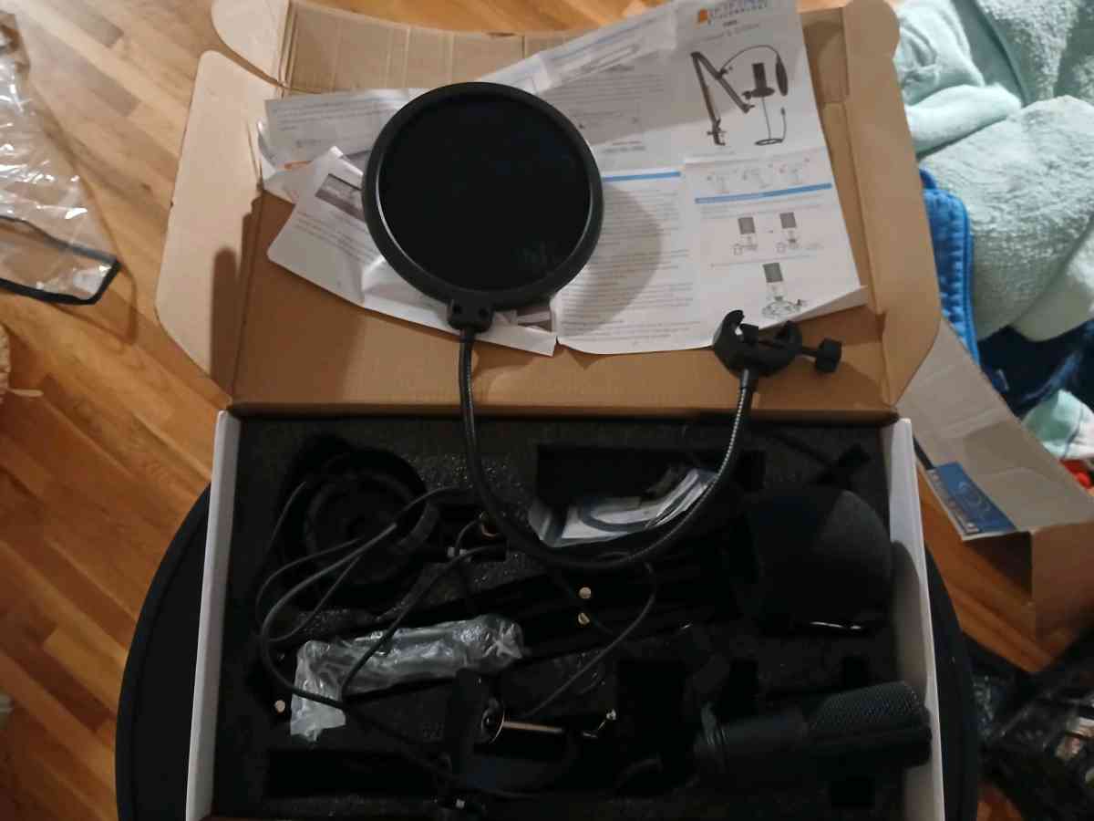 STUDIO MUSIC EQUIPMENT