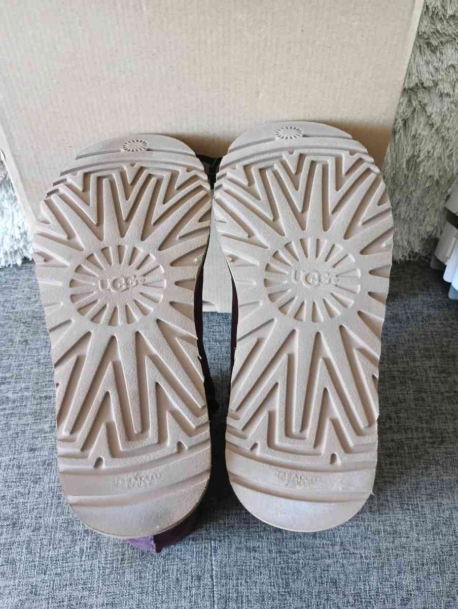 UGG Classic Short II Port Boots  Womens size 8  Purple Color