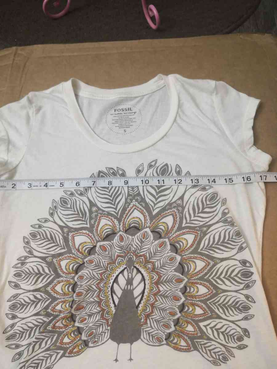 Fossil Embroidered Peacock Vintage Style Tee Size S
