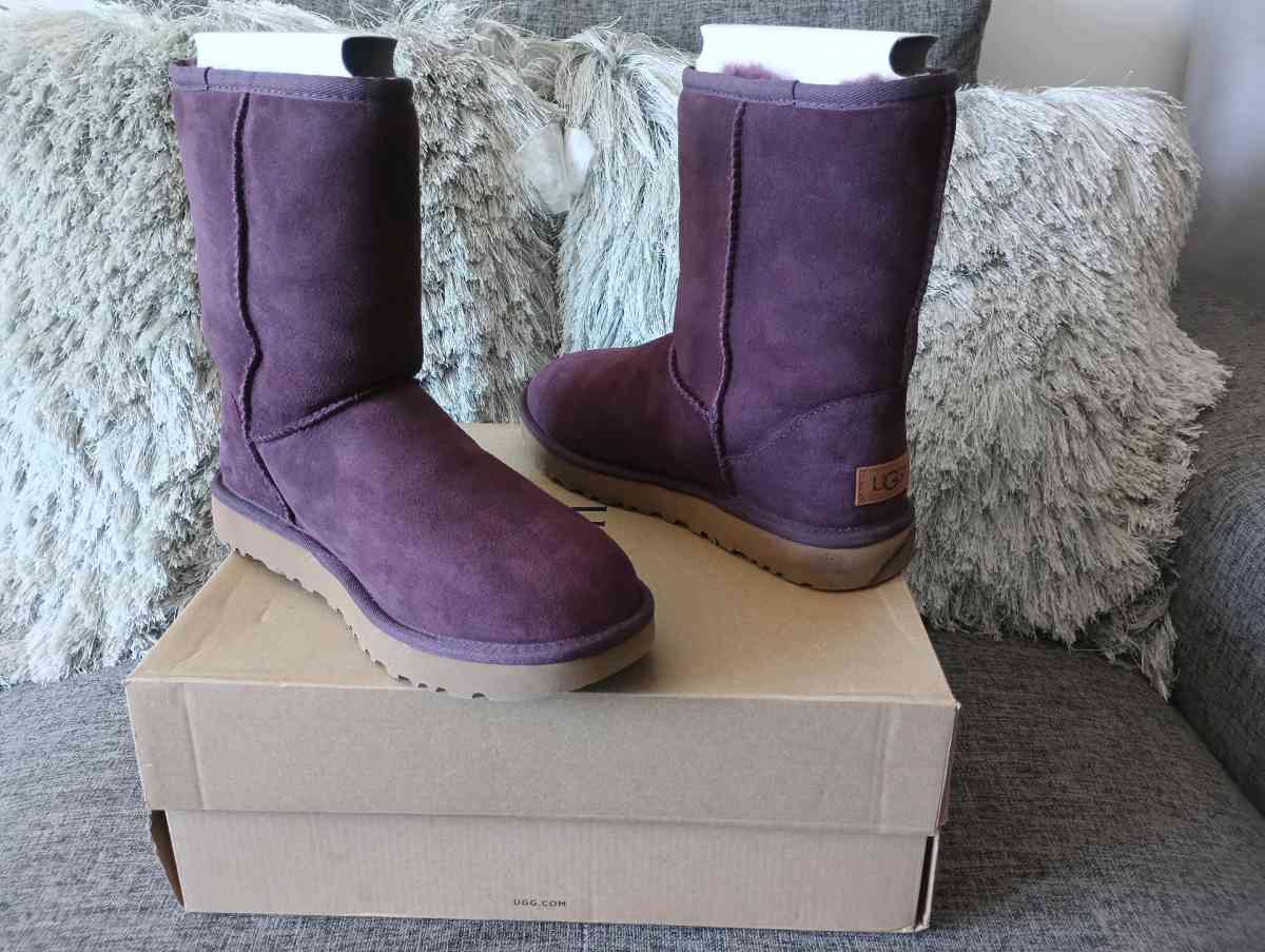UGG Classic Short II Port Boots  Womens size 8  Purple Color