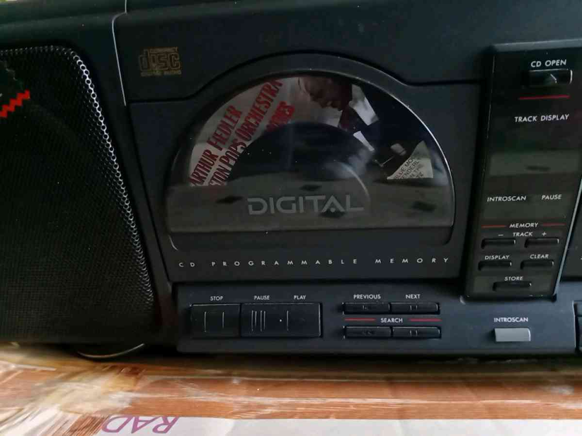 NEW IN BOX BOOMBOX AMFM RADIO CD RECORDER AZ8100