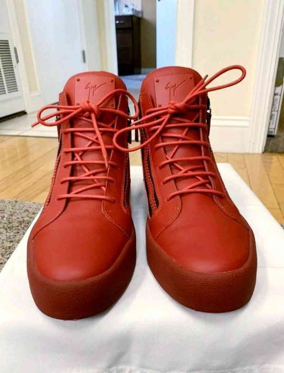 Giuseppe Zanotti Kriss