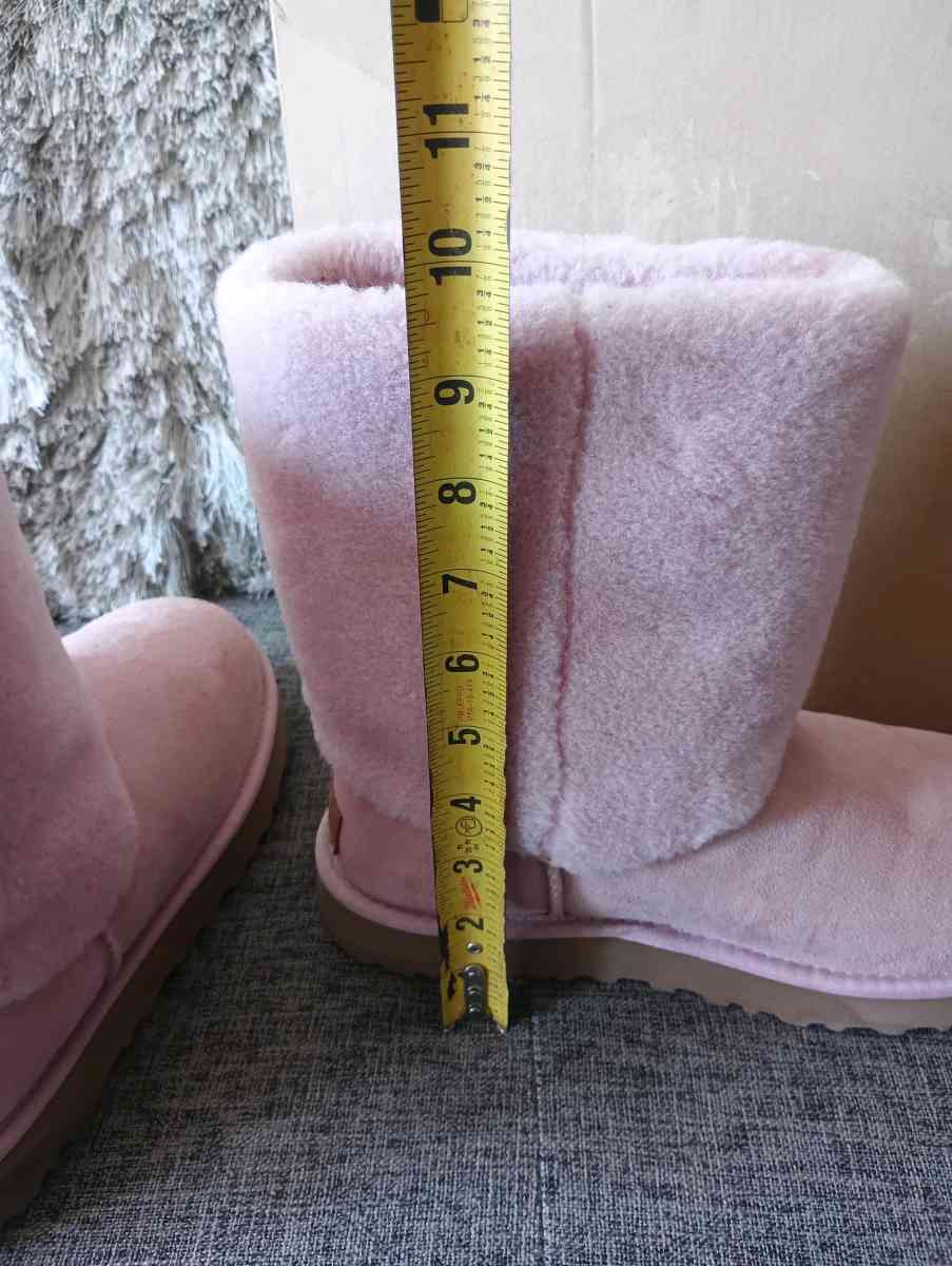 UGG Classic Short II Sherpa Cuff Suede Boot size 8 for women