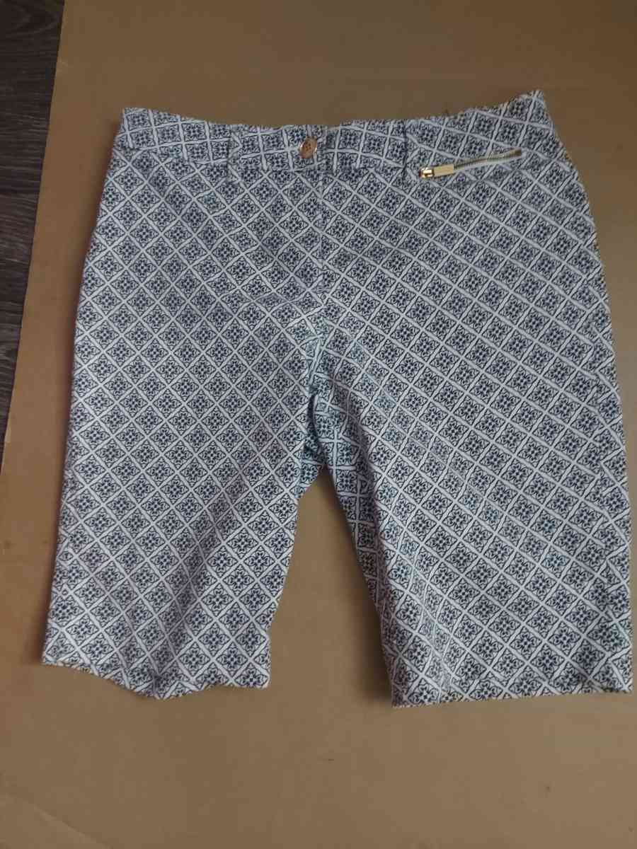 Jones New York Stretch Signature Bermuda Short Size 4P Black