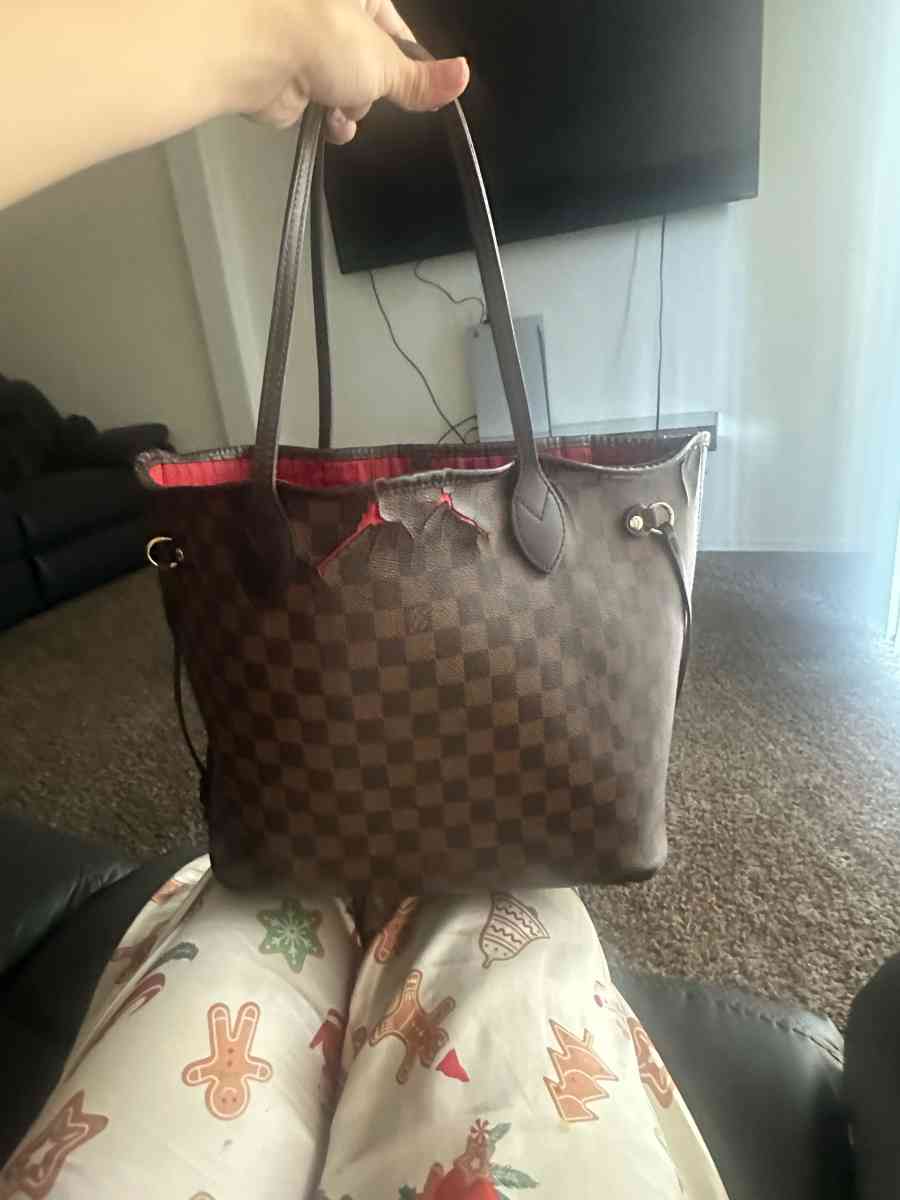Authentic Louis Vuitton q MM in Damier Ebene